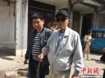 82岁的慎德範老人参观古桥 李典 摄 - 浙江新闻网