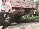 宝马追尾违停大货车 车上三男两女5个年轻人都受了伤 - 杭州网