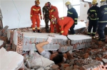 图为：工人被埋压。 陈文青 摄 - 浙江新闻网