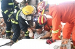图为：现场消防人员争分所秒营救。 陈文青 摄 - 浙江新闻网