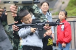 萌娃在指导下进行瞄准射击 温州武警供图 - 浙江新闻网