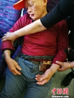列车行驶途中，一名60多岁的老人瘫软在位置上，全身无力、脸色苍白。受访者供图 - 浙江新闻网