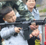 萌娃在指导下进行瞄准射击 温州武警供图 - 浙江网
