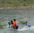 洗衣被困河中央 浙江丽水警民火速救援助其渡河。叶金芬摄 - 浙江网
