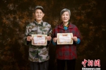 老兵夫妇手举当年的结婚证合影。　红星服务中心提供 - 浙江网