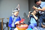 图为：两名华文媒体记者在拍摄畲族老人剪纸。 张茵 摄 - 浙江网