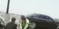杭州24岁辅警高架处理事故时被撞不幸牺牲 肇事司机承认一路上都在用手机聊微信 - 杭州网