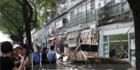 杭州一排商铺二楼平台突然塌了！旁边就是幼儿园，很多孩子会路过 - 杭州网