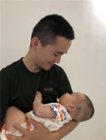 图为武警官兵和他的孩子。宁波武警提供 - 浙江新闻网