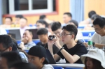 图为：现场的学生用手机拍照。 王刚 摄 - 浙江新闻网