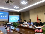 杭州市江干区推出“移动在线办事”微信平台新功能。　刘方齐 摄 - 浙江新闻网
