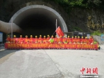 图为杭绍台高速大盘山特长隧道打通。　项菁　摄 - 浙江新闻网