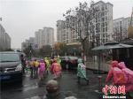 雨天的杭州街头。　张煜欢 摄 - 浙江新闻网