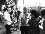 最近杭州中山北路屏风街口的这个修车摊 经常被一群小朋友和爸爸妈妈们“包围” - 杭州网