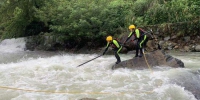 图为：救援人员正在打捞遗体。温州消防提供 - 浙江新闻网