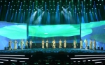 图为：上海M2模特团队表演走秀《走进新时代》。王刚 摄 - 浙江新闻网