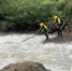 图为：救援人员正在打捞遗体。温州消防提供 - 浙江网