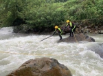 图为：救援人员正在打捞遗体。温州消防提供 - 浙江网