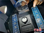 图为杭州某企业研发的人工智能边缘化计算芯片。　张煜欢 摄 - 浙江新闻网