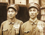 1952年，胡兆富（左）与战友合影。常山县新闻传媒集团提供 - 浙江新闻网