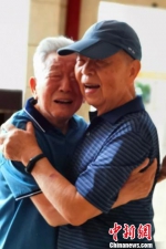 图为：92岁的叶信康再次见到老同学，两人激动地相拥而泣 张声雷 摄 - 浙江新闻网