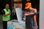 图为：今年夏天，城管义工“爱心冰箱”继续带给该城市清凉一夏。 陈泽州 摄 - 浙江新闻网