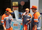 图为：今年夏天，城管义工“爱心冰箱”继续带给该城市清凉一夏。 陈泽州 摄 - 浙江网