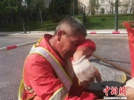 烈日下的市政工人。江城 供图 - 浙江新闻网