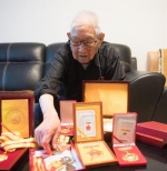 胡兆富在家中展示自己所获的军功章（7月15日摄）。新华社记者 翁忻旸 摄 - 浙江新闻网