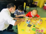 “慈孝人物”王宽和他收养的孩子。　受访者供图 - 浙江网