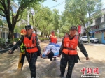 武警官兵徒步将受伤的孕妇送至医院 辜承烃 摄 - 浙江新闻网