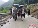 图为：转移受灾民众的场景 黄岩上郑乡供图 - 浙江新闻网