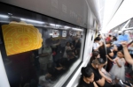 图为：地铁车厢内贴起象征团圆的月饼图案。 王刚 摄 - 浙江新闻网