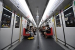 图为：杭州地铁车厢内贴起倡导让座贴牌。 王刚 摄 - 浙江新闻网