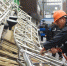 工人正在对刮倒的广告牌进行抢修。　王刚　摄 - 浙江新闻网