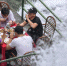 8月15日，长三角第一高峰浙江龙泉山开放瀑布餐厅，首批体验的游客在落差80余米的二折瀑布之下吃起了全菌宴。该地夏季平均气温仅19摄氏度，众多游客纷纷来此清凉避暑。王其威 摄 - 浙江新闻网