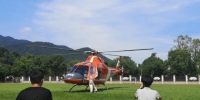 图为：病情危重儿童28日下午由直升机转往杭州救治　邵明军　摄 - 浙江新闻网