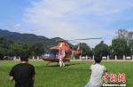 图为：病情危重儿童28日下午由直升机转往杭州救治　邵明军　摄 - 浙江新闻网