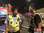 图为：27日晚救援现场 台州高速交警提供 - 浙江新闻网