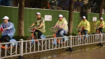 图为骑手们在沿路进行垃圾分类宣传。何蒋勇摄 - 浙江新闻网