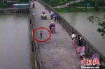 图为：小孩独自从幼儿园里走了出来　黄岩公安供图 - 浙江新闻网