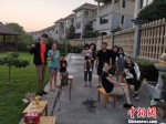 图为张金满一家人在大陆烧烤。受访者供图 - 浙江新闻网