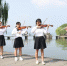 图为：快闪表演者在西湖边进行小提琴演奏。王刚 摄 - 浙江新闻网