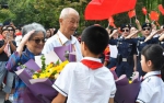 图为：两名小朋友向两位离休干部献花。王刚 摄 - 浙江新闻网