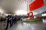 杭州萧山机场，机场公安民警正在执勤。警方 供图 - 浙江新闻网