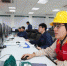 国网浙江电力员工李新宇正在绍兴换流站主控室进行工业视频校对。　张馨尹　摄 - 浙江网