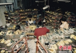 1985年，温州瓯海，18个农民入股创办的瓯海登山鞋厂。(资料图)温州市委宣传部供图 供图 - 浙江新闻网