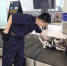 监管工作犬向训导员示警。杭州海关提供 - 浙江新闻网