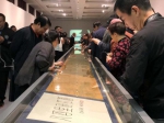 民众欣赏《八百里瓯江图》钢笔画长卷。潘沁文 摄 - 浙江新闻网