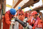 11月12日，施工人员在制作海缆大陆侧接头，封堵海缆头。　黄周虎 摄 - 浙江新闻网